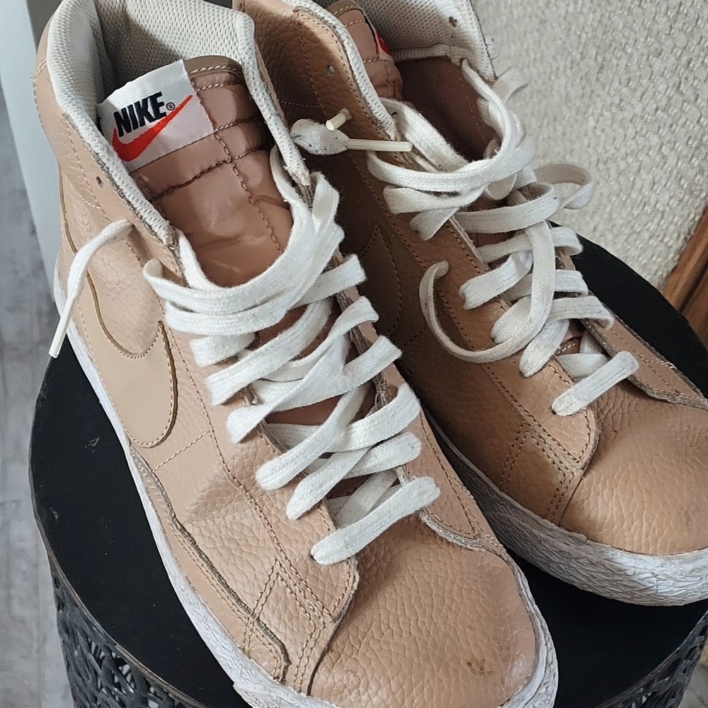NIKE Unisex Leather Sneakers